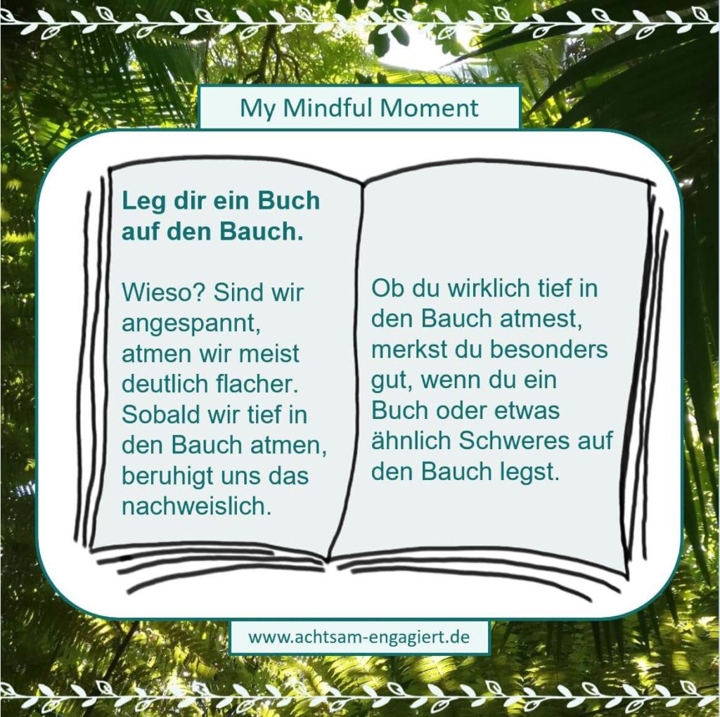 My Mindful Moment: Leg dir ein Bauch auf deinen Bauch. Dies unterstützt dich dabei tiefer in den Bauch zu atmen. Visualisiert von www.achtsam-engagiert.de